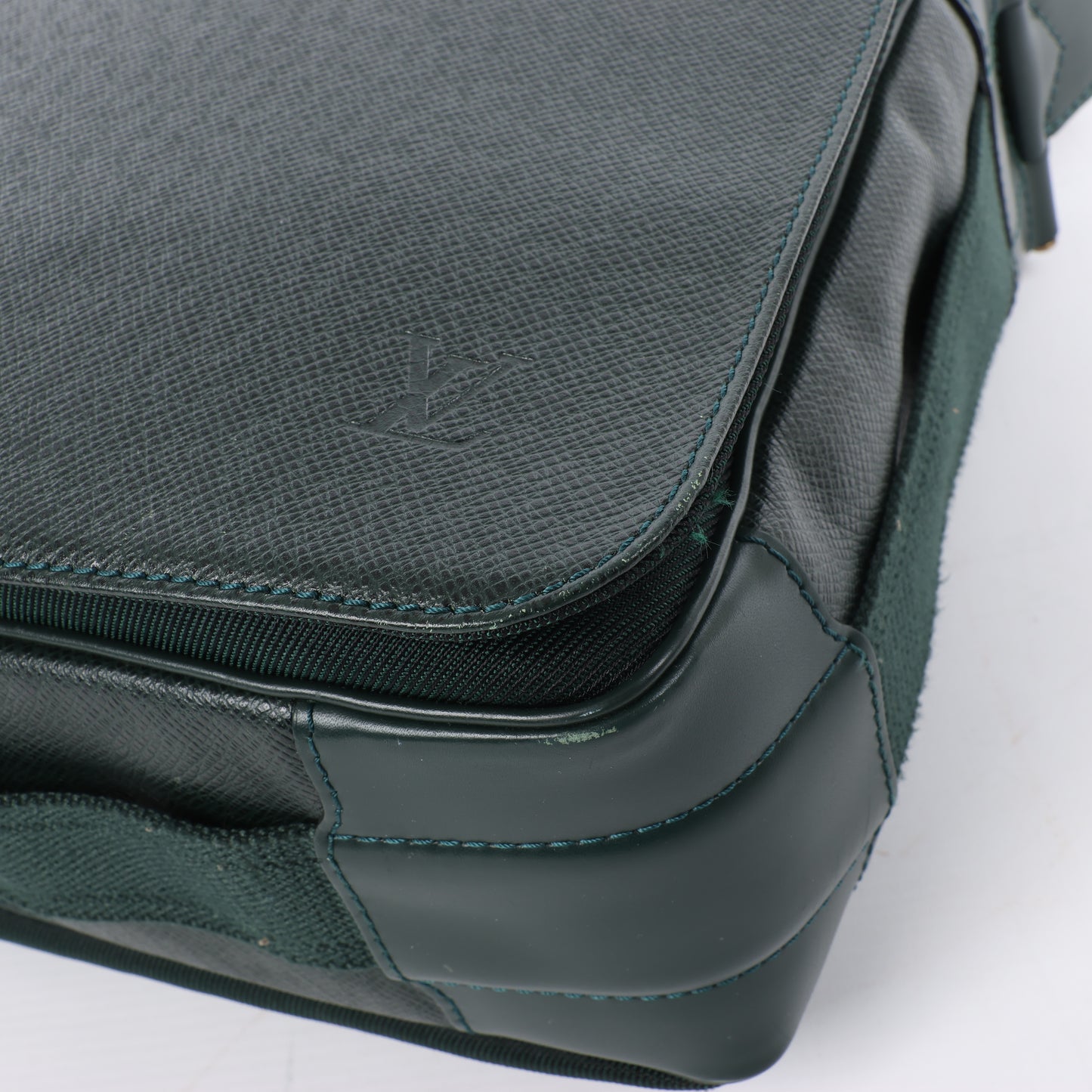 Louis Vuitton Taiga Viktor Shoulder Bag in Green M30144