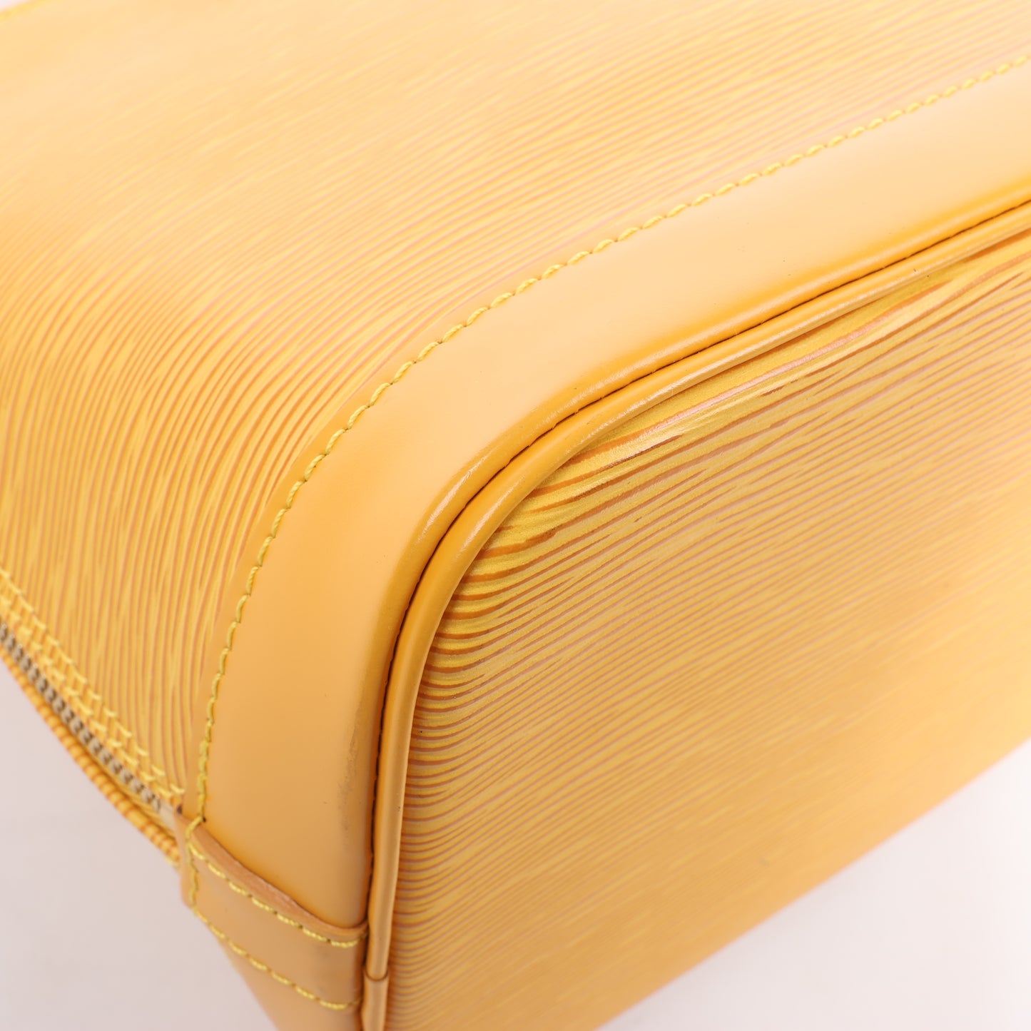Sac à main Louis Vuitton Alma PM en cuir épi jaune M52149