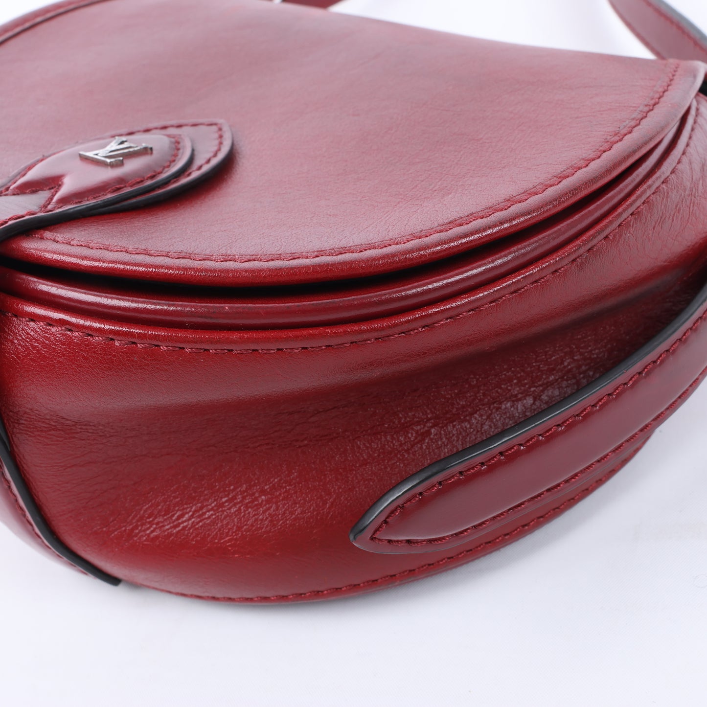 Louis Vuitton LV-Logo x Tanblan-Umhängetasche aus Leder in Rot M55506