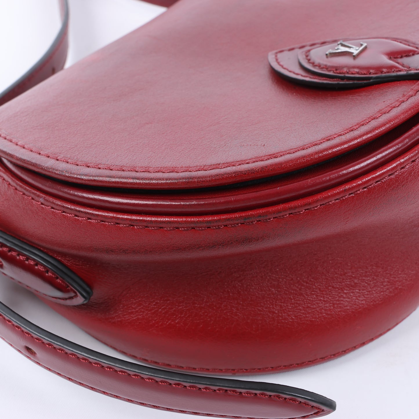 Louis Vuitton LV-Logo x Tanblan-Umhängetasche aus Leder in Rot M55506