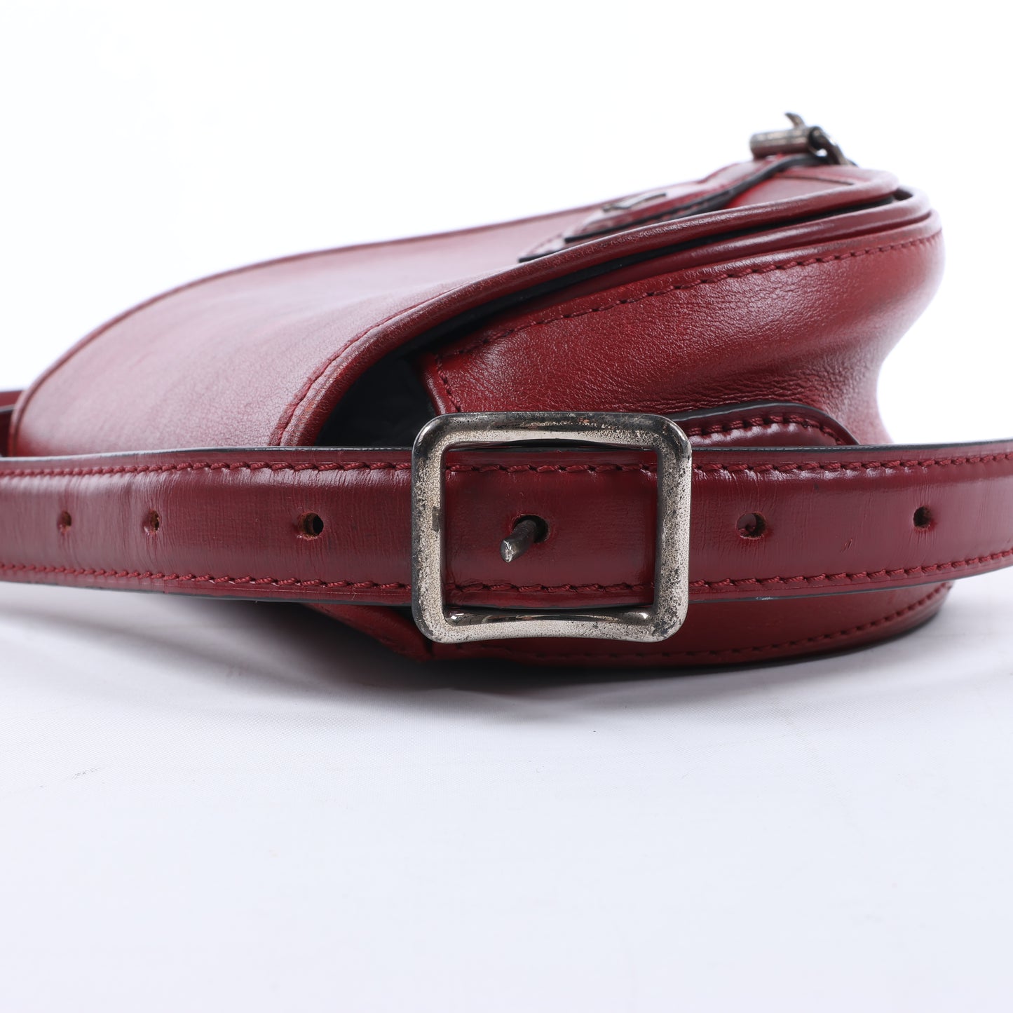 Louis Vuitton LV-Logo x Tanblan-Umhängetasche aus Leder in Rot M55506