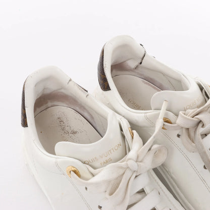 Louis Vuitton Leder-Monogramm Time Out Sneakers in Weiß, Größe 38 EU