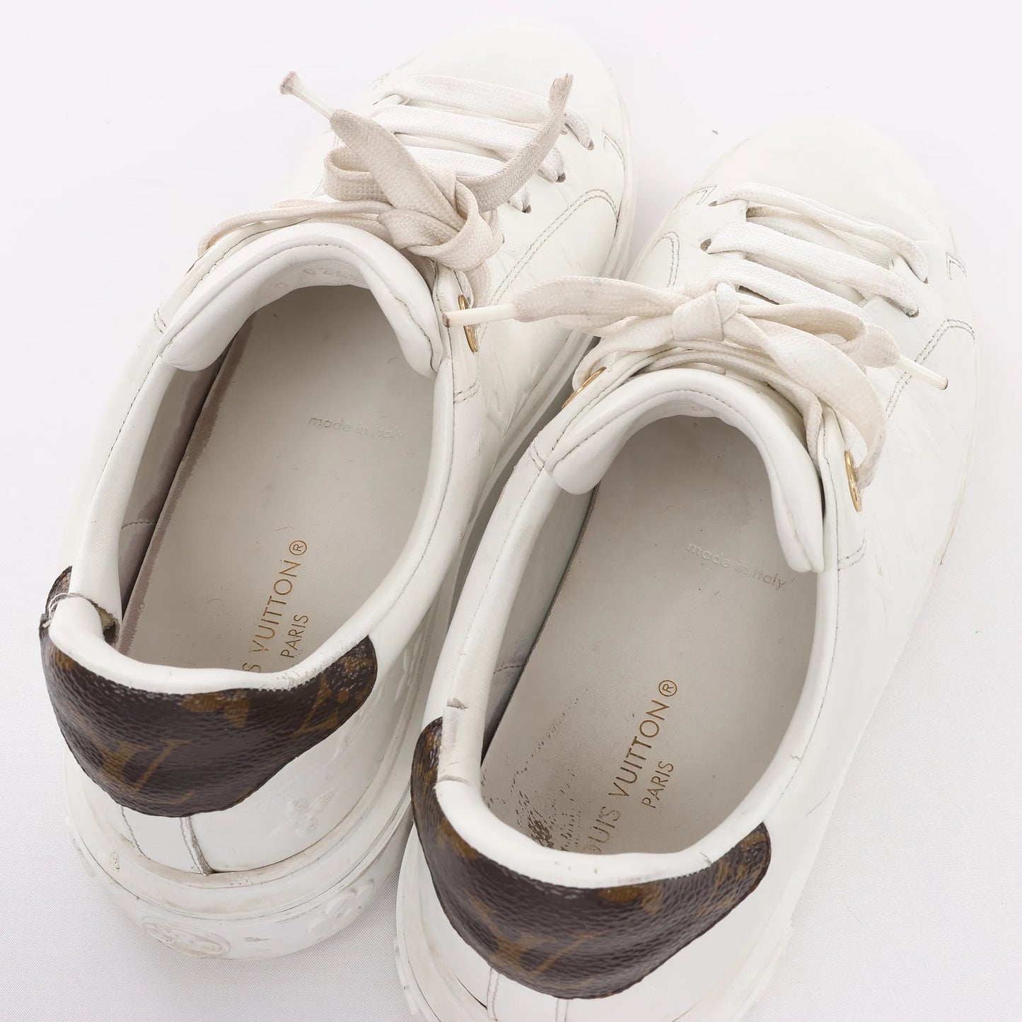 Louis Vuitton Leder-Monogramm Time Out Sneakers in Weiß, Größe 38 EU