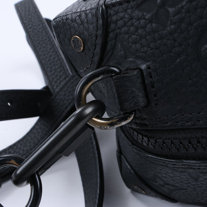 Louis Vuitton – Soft Trunk 2Way-Handtasche mit Monogrammprägung in Schwarz M57410