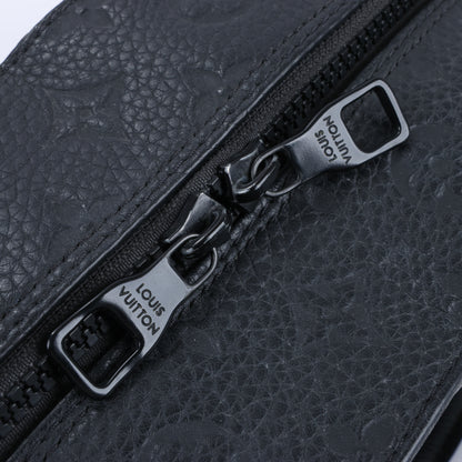 Louis Vuitton – Soft Trunk 2Way-Handtasche mit Monogrammprägung in Schwarz M57410