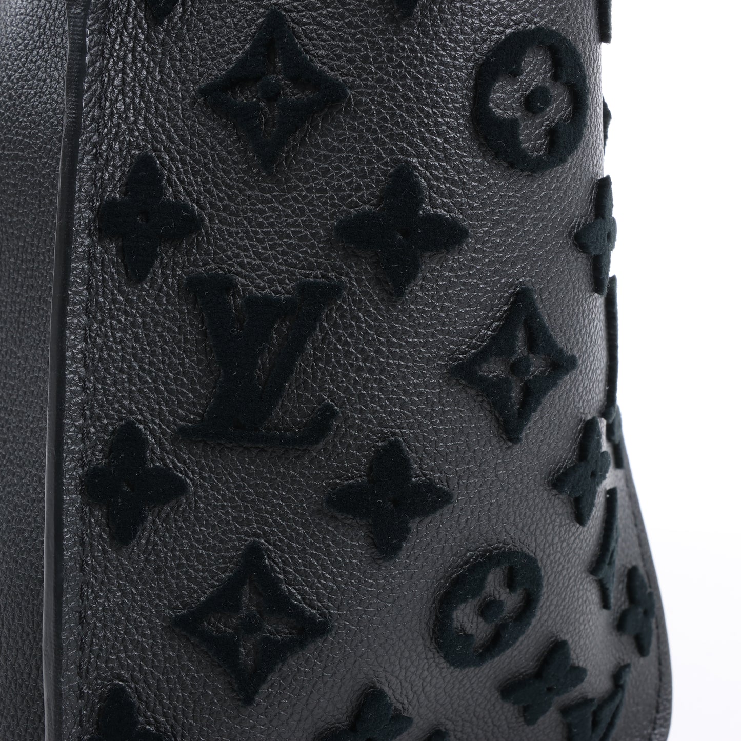 Sac à main Louis Vuitton Monogram Tuffetage On My Side en noir M53826