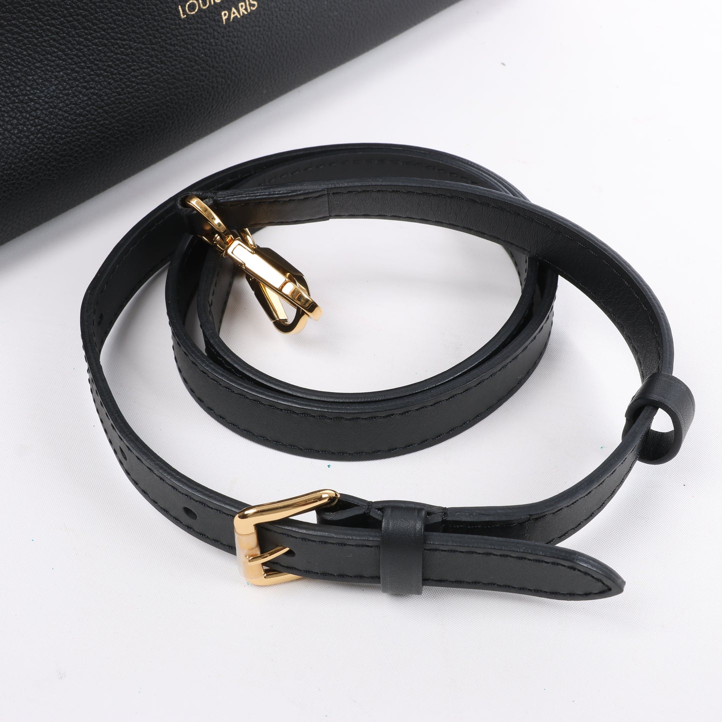 Sac à main Louis Vuitton Monogram Tuffetage On My Side en noir M53826