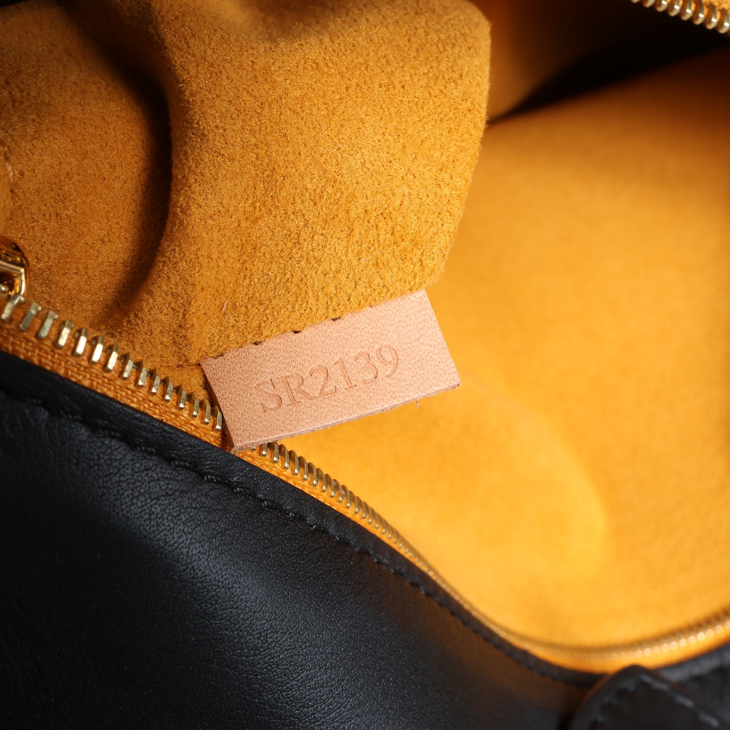 Sac à main Louis Vuitton Monogram Tuffetage On My Side en noir M53826