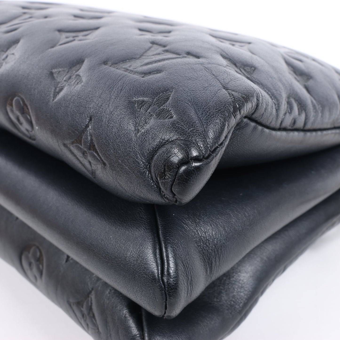 Louis Vuitton Coussin PM 2Way-Umhängetasche mit Monogrammprägung in Schwarz M57790