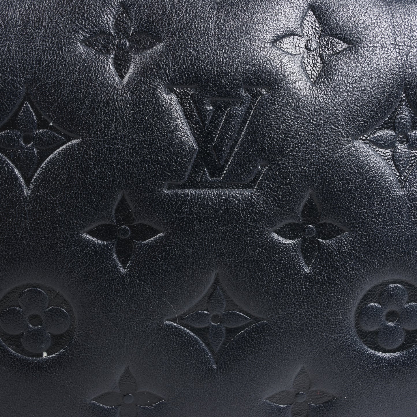 Louis Vuitton Coussin PM 2Way-Umhängetasche mit Monogrammprägung in Schwarz M57790