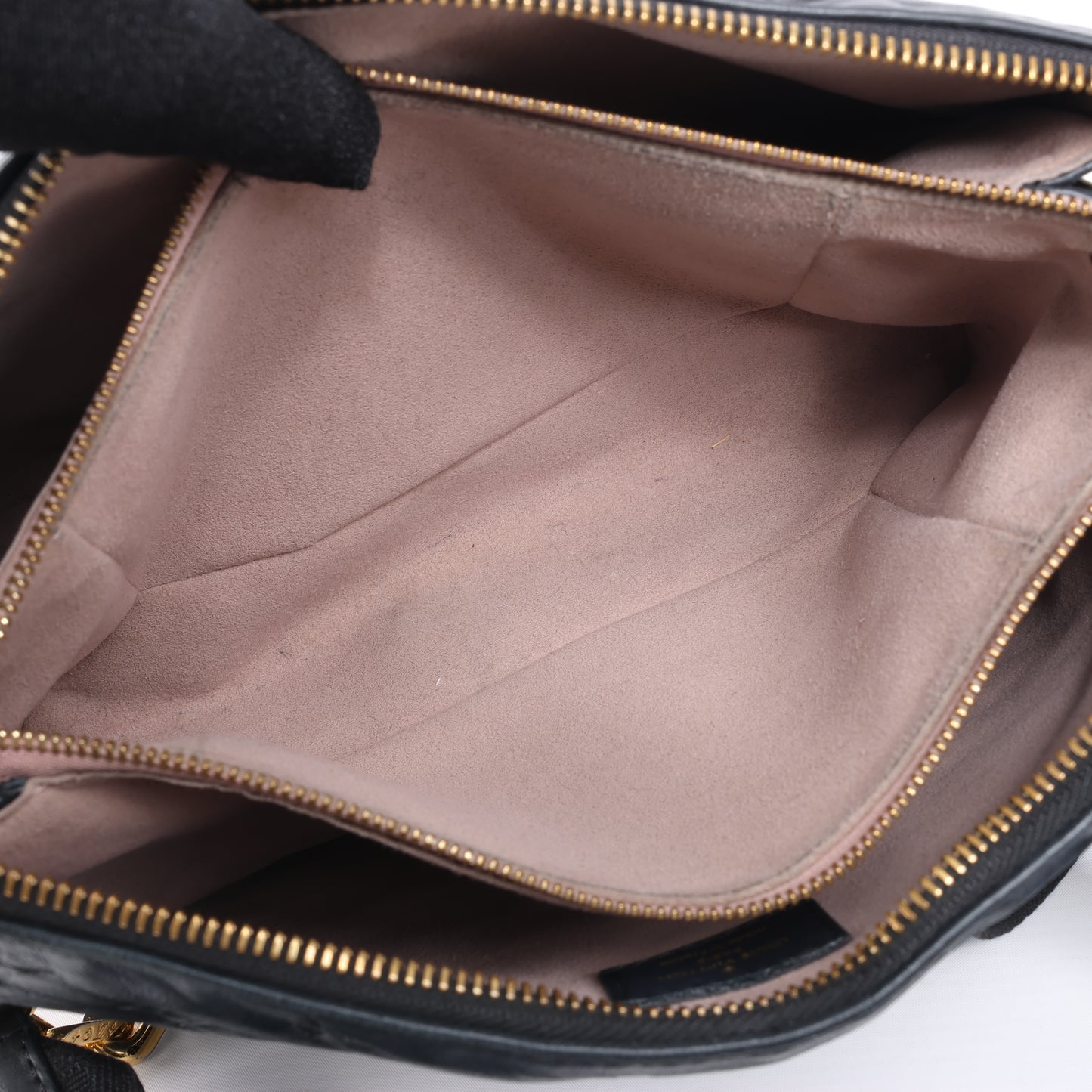 Louis Vuitton Coussin PM 2Way-Umhängetasche mit Monogrammprägung in Schwarz M57790