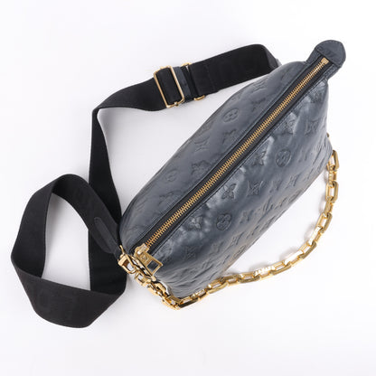 Louis Vuitton Coussin PM 2Way-Umhängetasche mit Monogrammprägung in Schwarz M57790