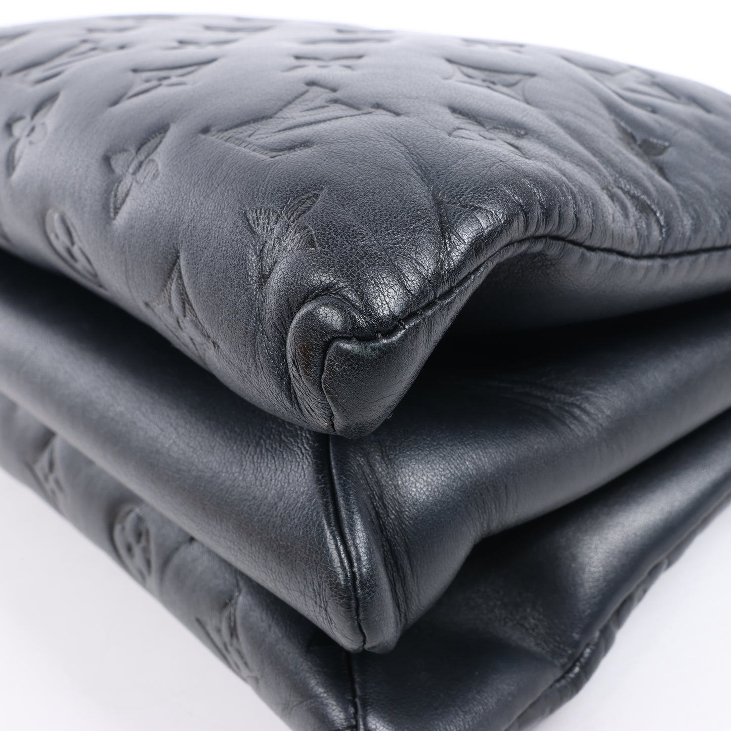 Louis Vuitton Coussin PM 2Way-Umhängetasche mit Monogrammprägung in Schwarz M57790