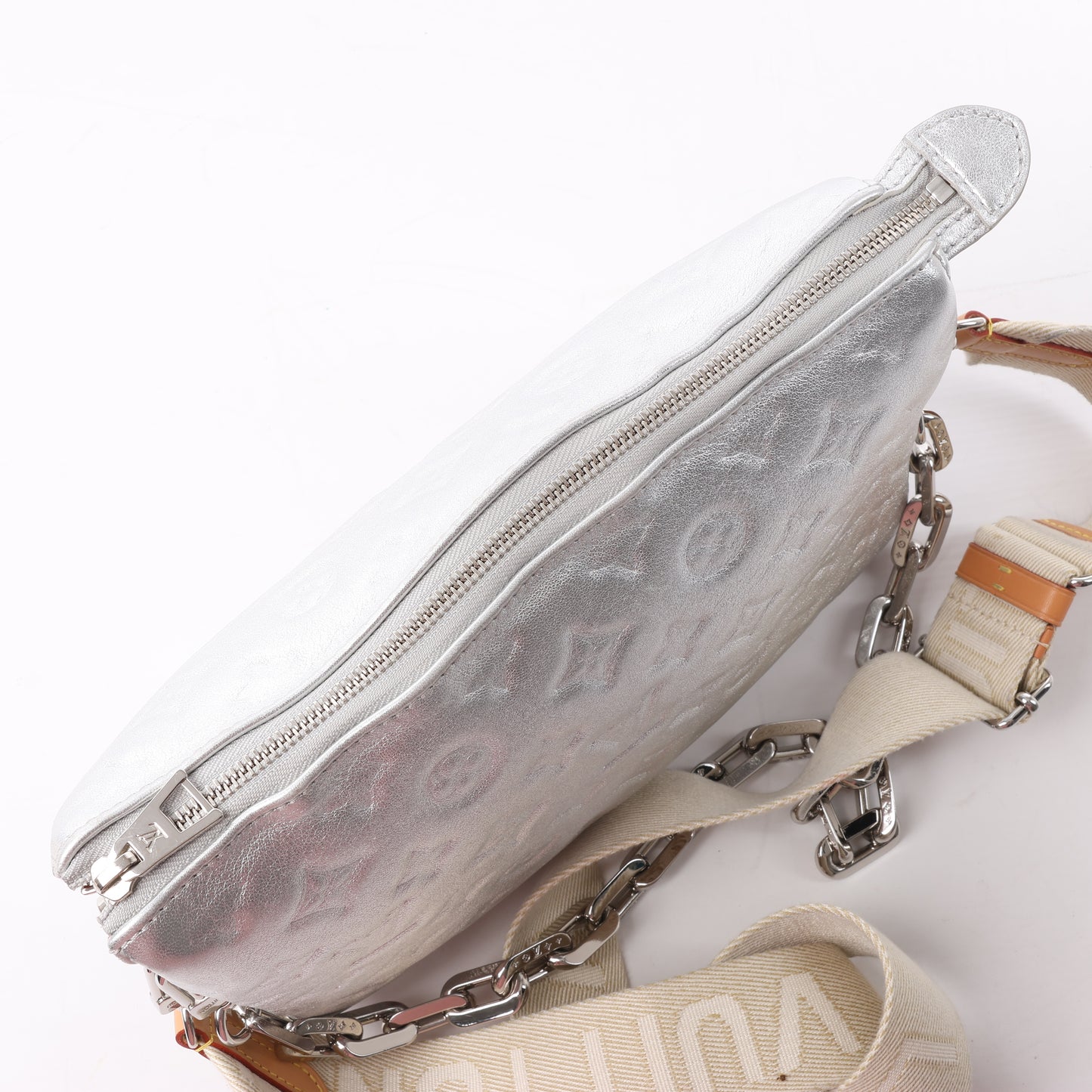 Louis Vuitton Coussin PM 2Way-Umhängetasche mit Monogrammprägung in Silber M57913