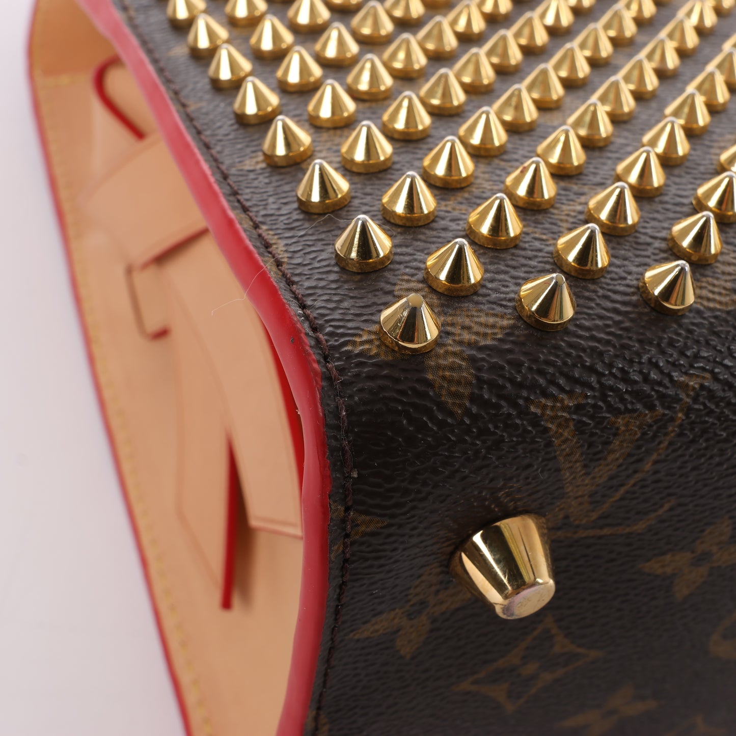 Louis Vuitton x Christian Louboutin Monogram Iconoclast Handtasche in Braun x Rot M41234