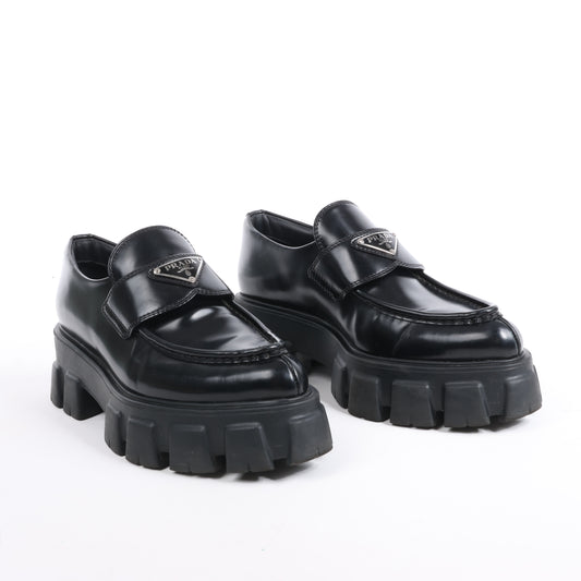 Mocassins pointus Prada Spazzolato Triangle Logo Monolith 55 mm en noir, pointure 38,5 EU