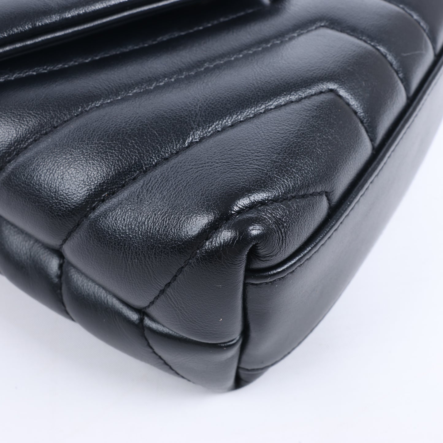 Sac bandoulière Loulou en cuir noir Saint Laurent Paris 467072