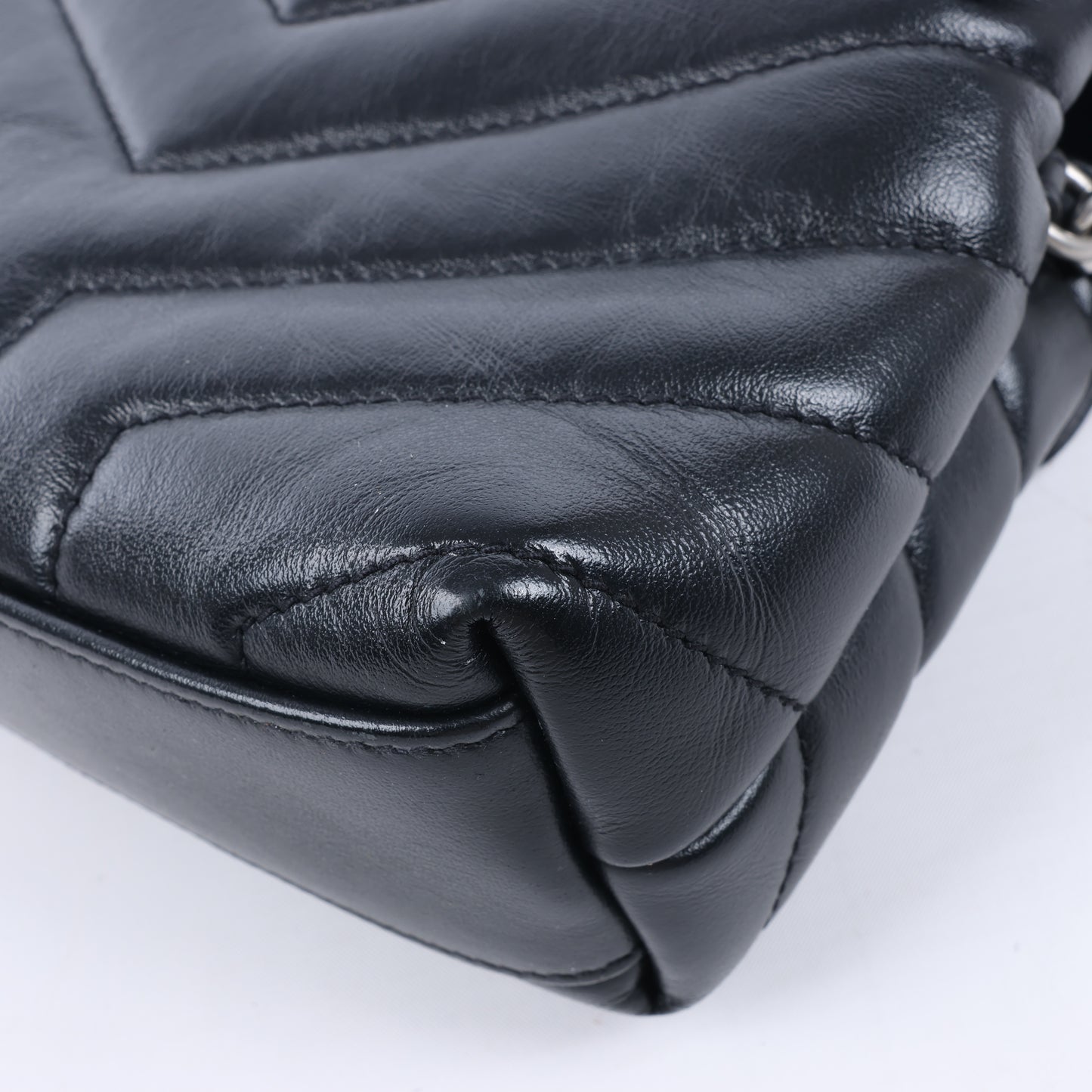 Sac bandoulière Loulou en cuir noir Saint Laurent Paris 467072