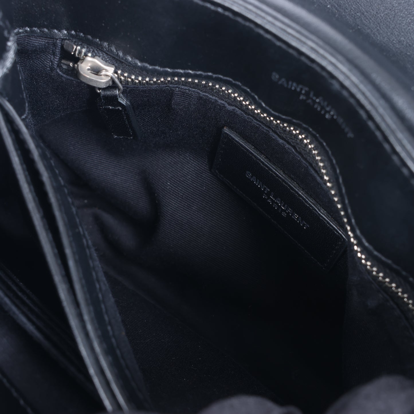 Sac bandoulière Loulou en cuir noir Saint Laurent Paris 467072