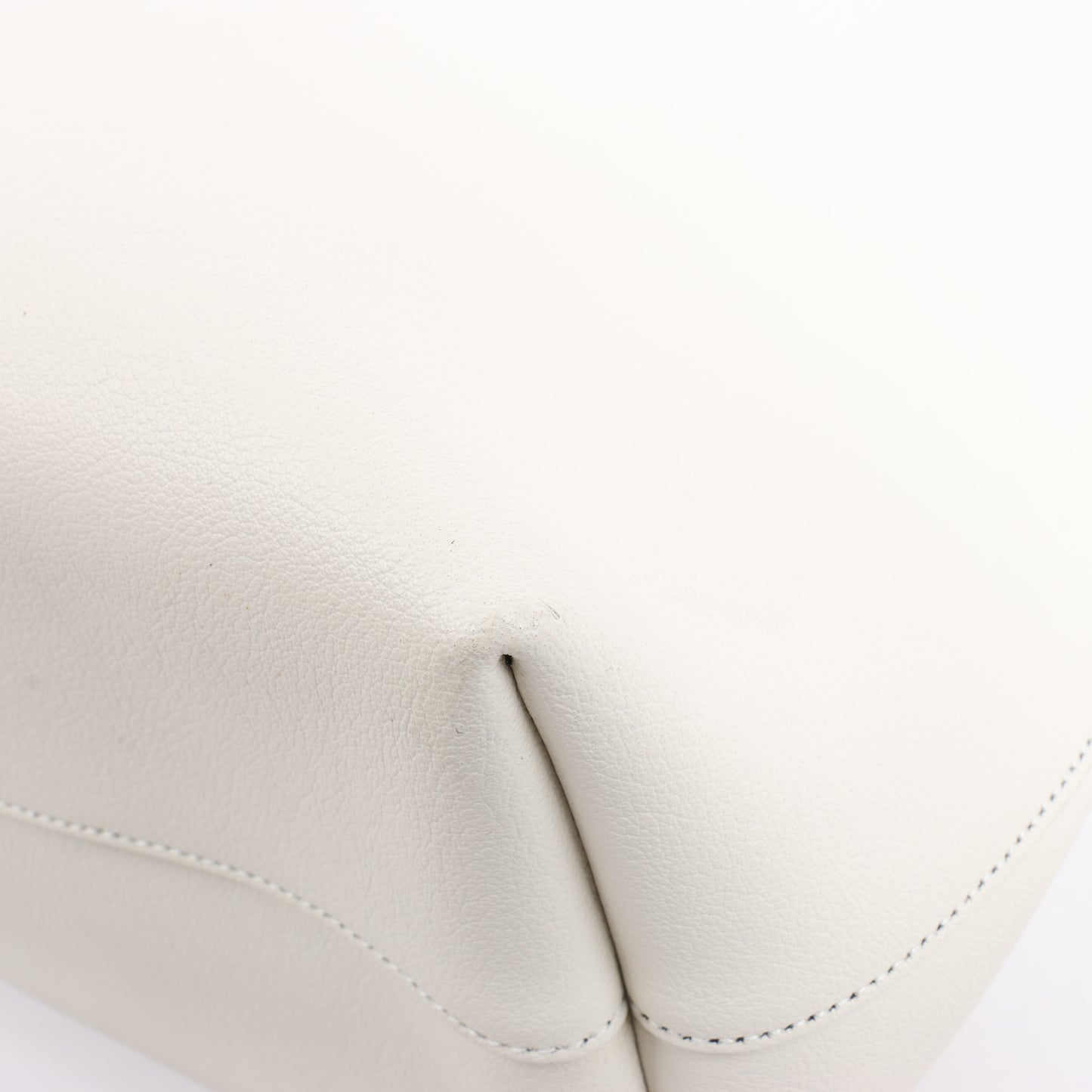 Saint Laurent Paris Sac Shopping Schultertasche aus Leder in Ecru 394195