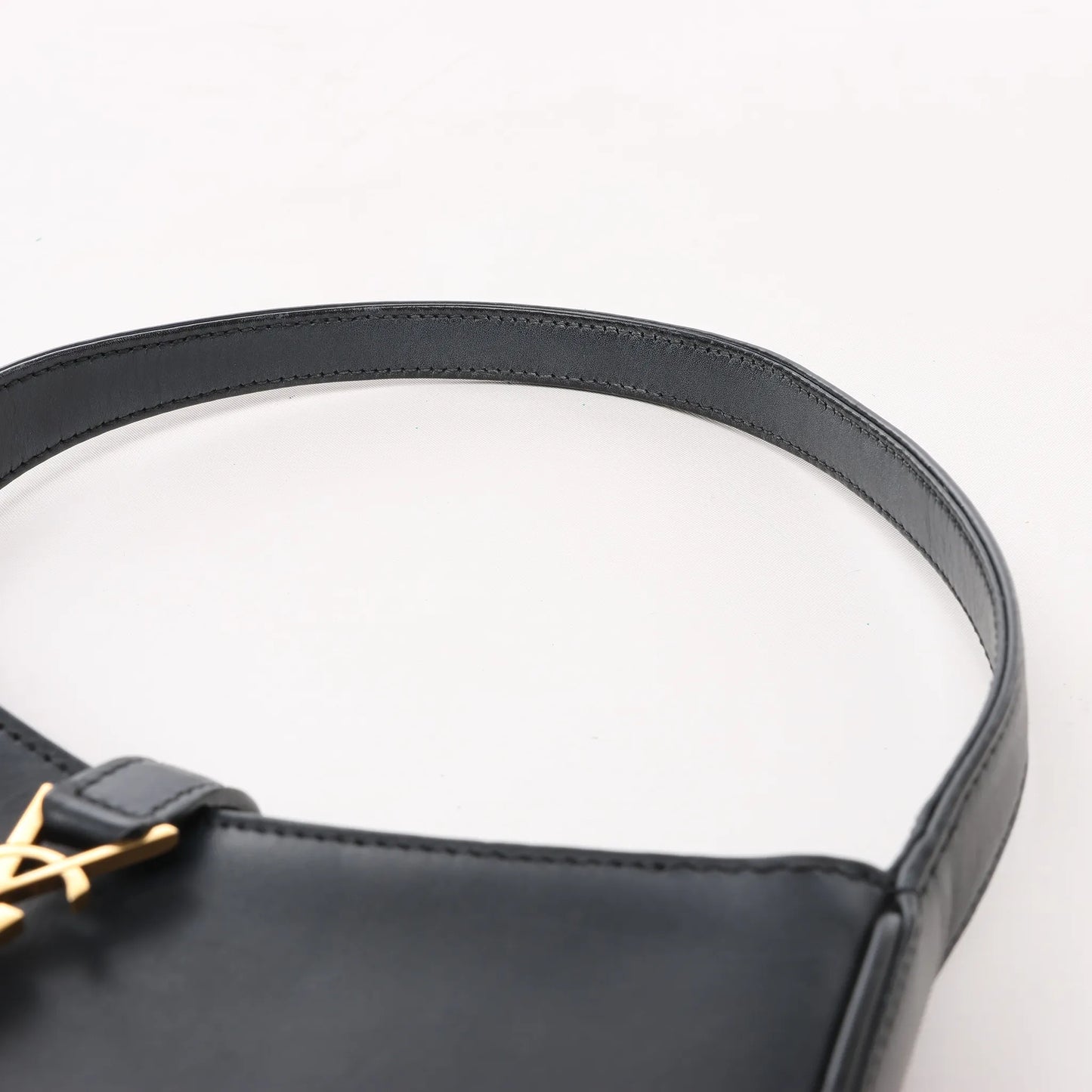 Saint Laurent Paris Le 5 à 7 Mini Hobo Lederhandtasche in Schwarz 710318 