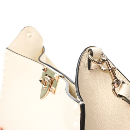 Valentino Garavani Sac à bandoulière en cuir Rockstud en écru