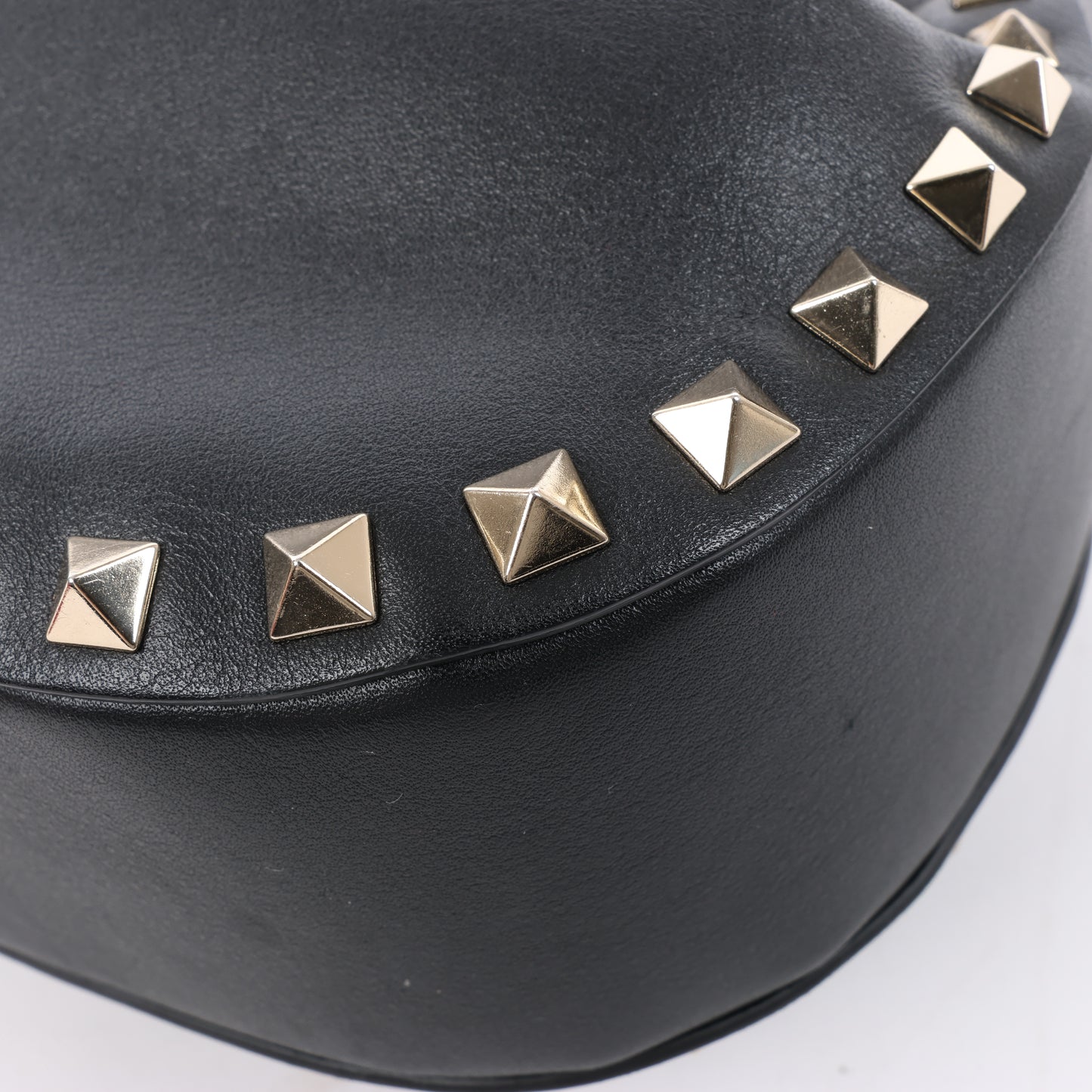 Valentino Garavani – Rockstuds – Schwarze Schultertasche aus Leder mit Kettenriemen