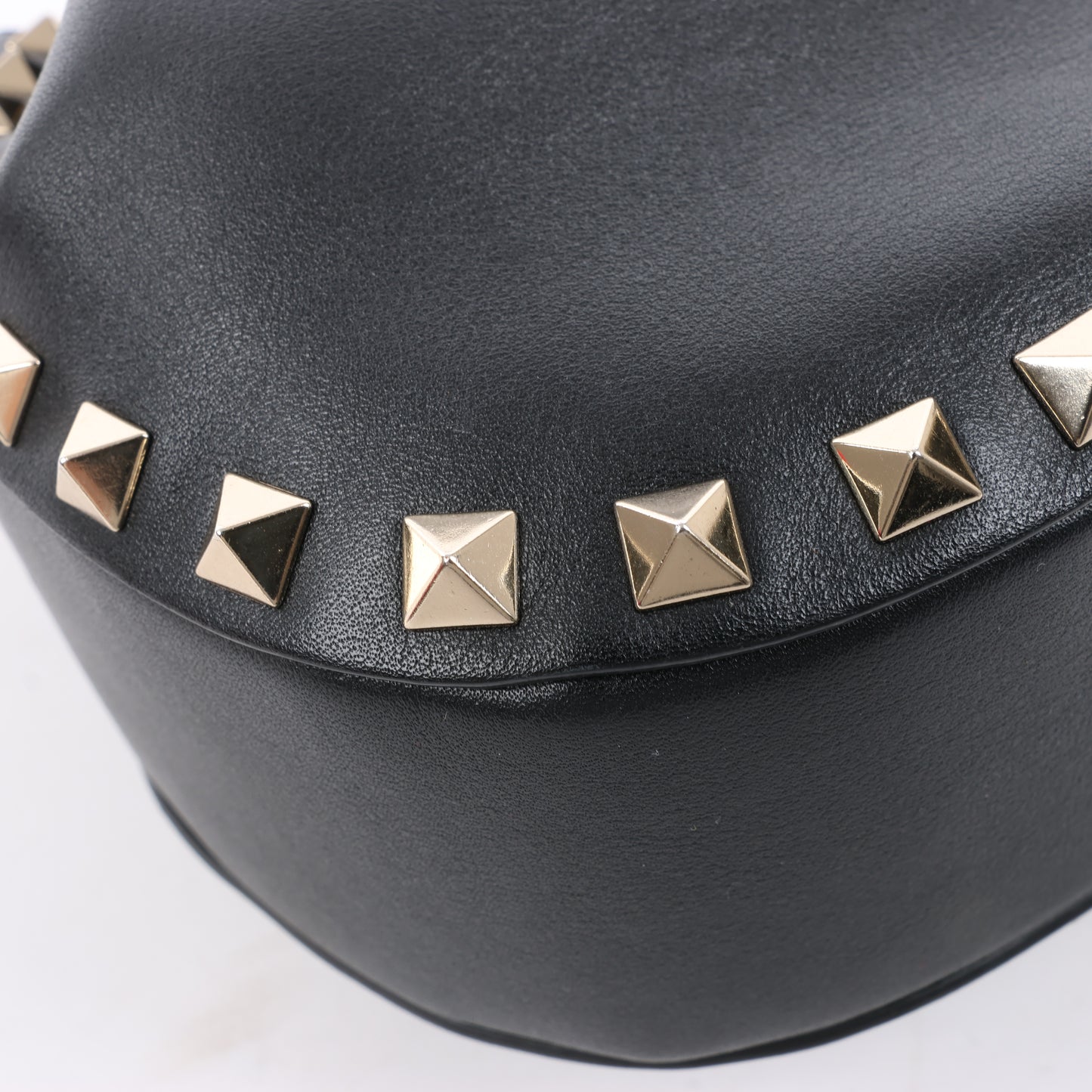 Valentino Garavani – Rockstuds – Schwarze Schultertasche aus Leder mit Kettenriemen