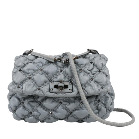 Valentino Garavani – Große Spikeme-Schultertasche aus Nappaleder in Grau