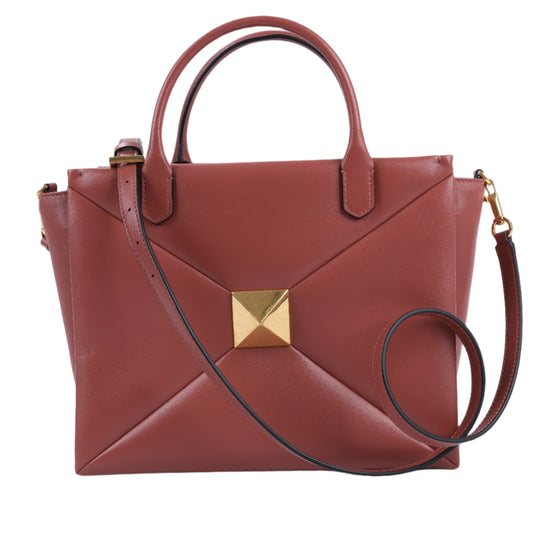Valentino Garavani – One Studs – 2-Wege-Schultertasche aus Leder in Kastanienbraun